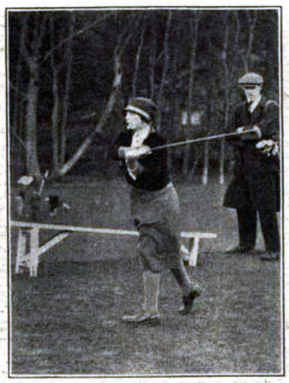 Eleanor Helme golfing
